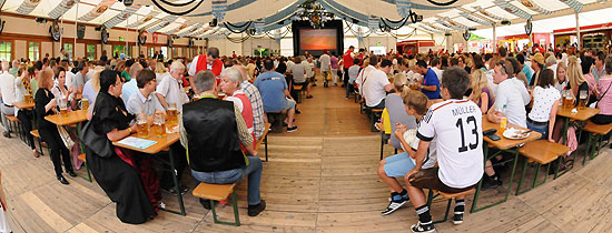 Public Viewing beim Deutschland Spiel im Festzelt (©Foto: Ingrid Grossmann)